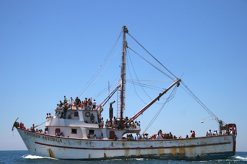 1000 tourists on a fishing trawler
